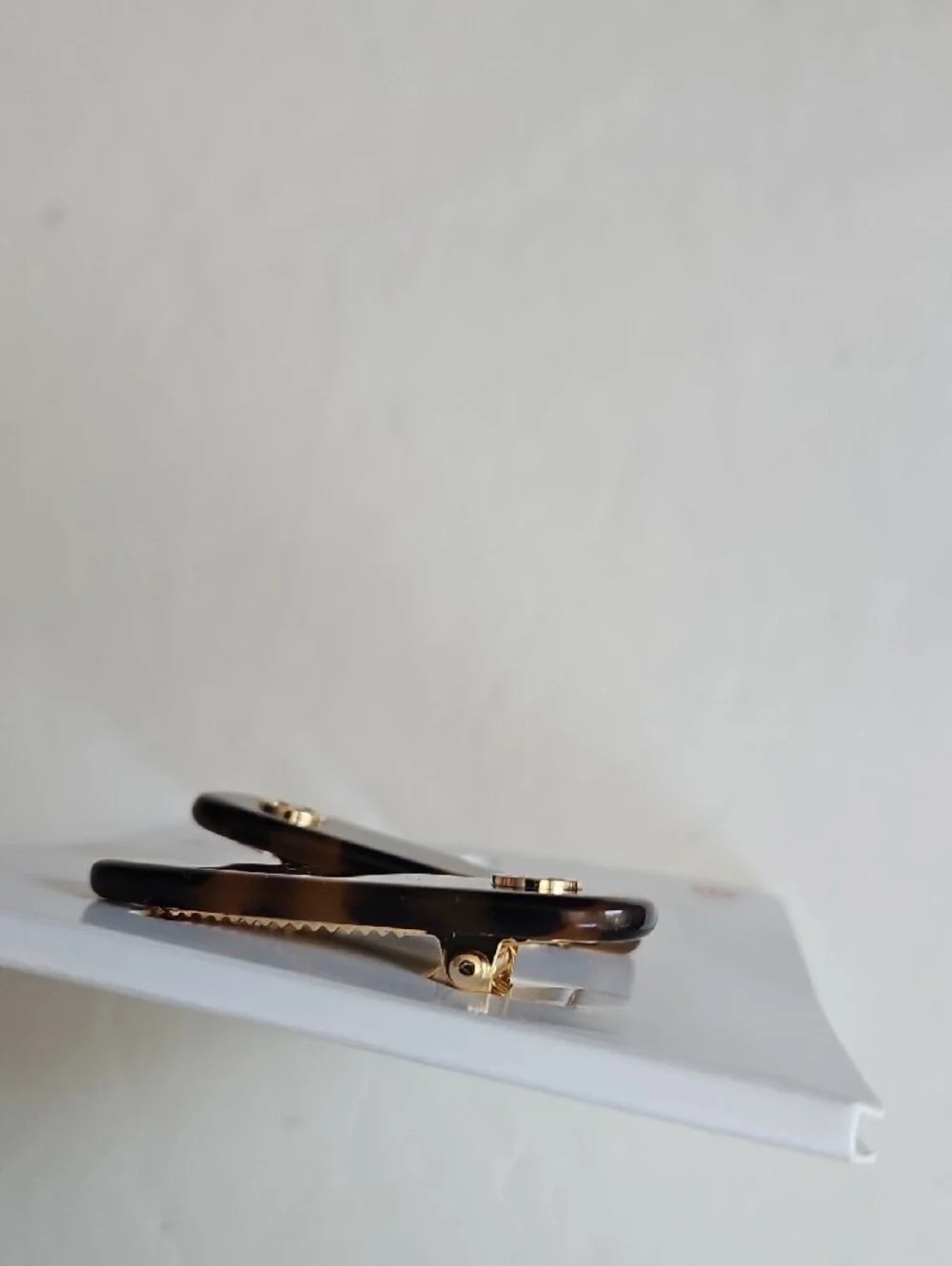 lululemon Tortoiseshell Hair Clips with Gold Logo - Brown & Black